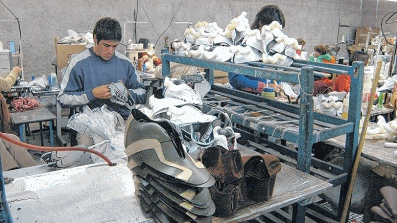 Reabrió la fábrica de calzado Dass en Coronel Suárez con 400 operarios en produccción