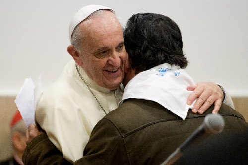 El Papa Francisco predica con el ejemplo y recibe a refugiados en el Vaticano y parroquias romanas