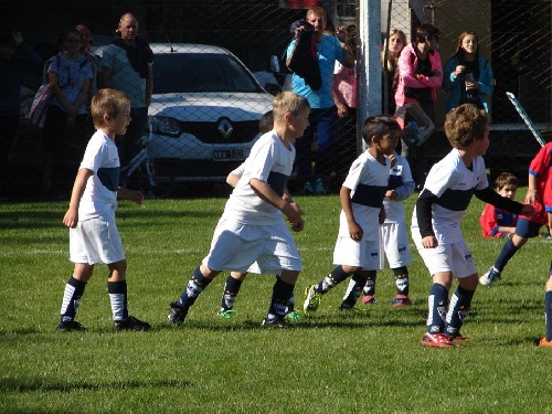 Los chicos de Deportivo Argentino en Monte Hermoso.
