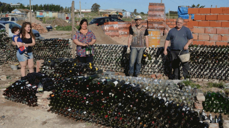 Bahía Blanca: el comedor solidario que se construye con botellas de vidrio
