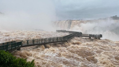 Las Cataratas del Iguazú aumentaron su caudal de agua 10 veces por las lluvias