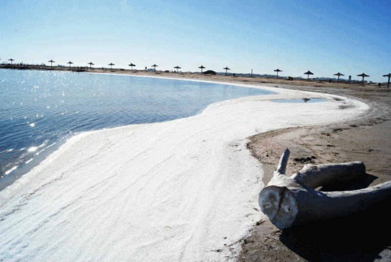 Espectáculo de la naturaleza : El lago Epecuén bañó sus costas con sal