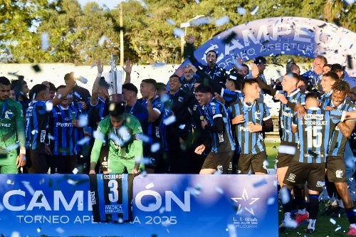 Nicolás Cabral con Liverpool logra coronarse campeón del fútbol uruguayo. 