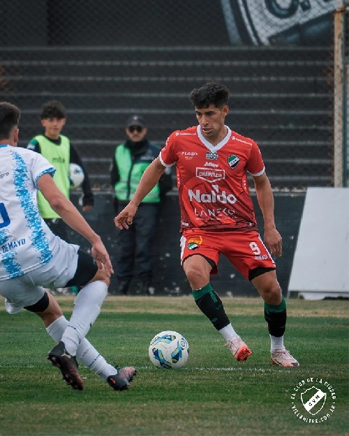 Federal A - El carhuense Iriarte sumó minutos en la presentación de Villa Mitre. 