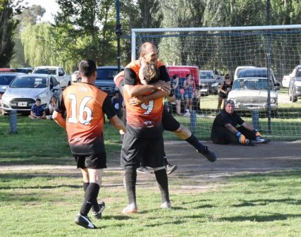 Foto Time comenzó con el pie derecho la 2da rueda del Locos X el Fútbol. 