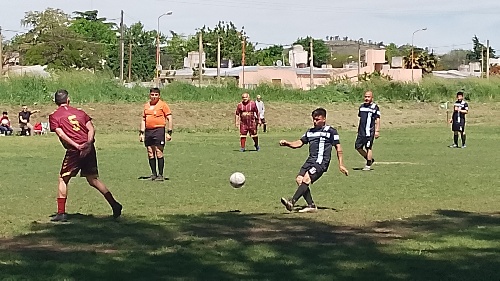 Locos por el Fútbol - El Depósito Maderas ganó y continúa puntero.  