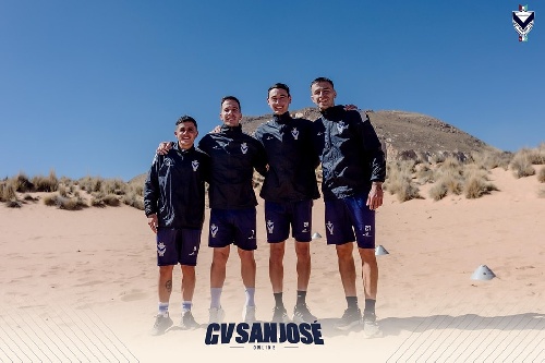 Tomy Monterubianessi se prepara con su equipo para enfrentar al líder. 