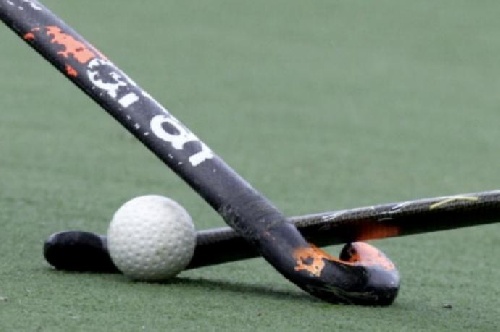 Hockey Mamis - El CEF 83 Azul venció a Rugby CS Rojo y es líder del certamen. 