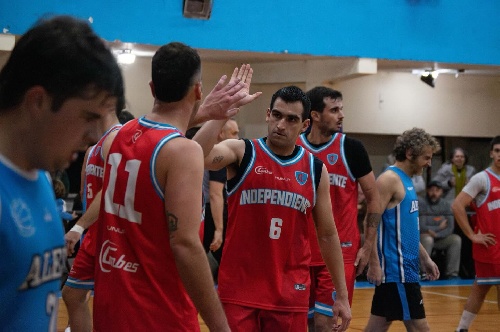 Independiente de Pigüé clasificó a semifinales del basquet del sud oeste. 