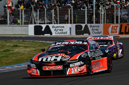En el Turismo Carretera, Canapino sigue liderando la Copa de Oro. 