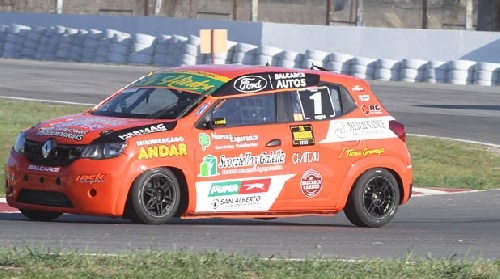 Santiago Lantella le da el 1° triunfo al Renault Kwid en el Turismo Pista Clase 2
