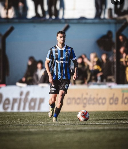 Nicolás Cabral con su equipo Liverpool jugará la semifinal del futbol uruguayo.  
